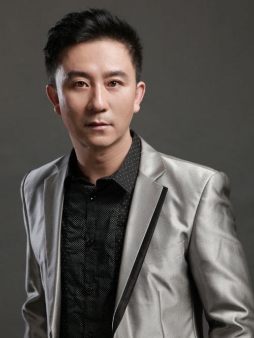 赵毅，1975年12月8日出生于中国北京市，毕业于中国戏曲学院，中国内地男演员。
1997年，参演胡玫执导的电视剧《雍正王朝》饰演李卫。2000年，出演郭宝昌执导的年代剧《大宅门》。2003年，主演《激情燃烧的岁月2》。2007年，参演电影《飞》，夺得第七届百合奖的“我最喜爱的电视电影十佳演员”奖。2009年，凭借《走四方》获得第9届数字电影百合奖优秀男演员奖。2013年，主演《闯关东前传》；凭借《信义兄弟》，获得第1届中国优秀农村题材电影表彰典礼优秀男主角奖。2015年12月，主演都市话题轻喜剧《私房钱》，饰演“北京土著”许大宝。2022年，参演的时装剧《玫瑰之战》在中央电视台电视剧频道首播。